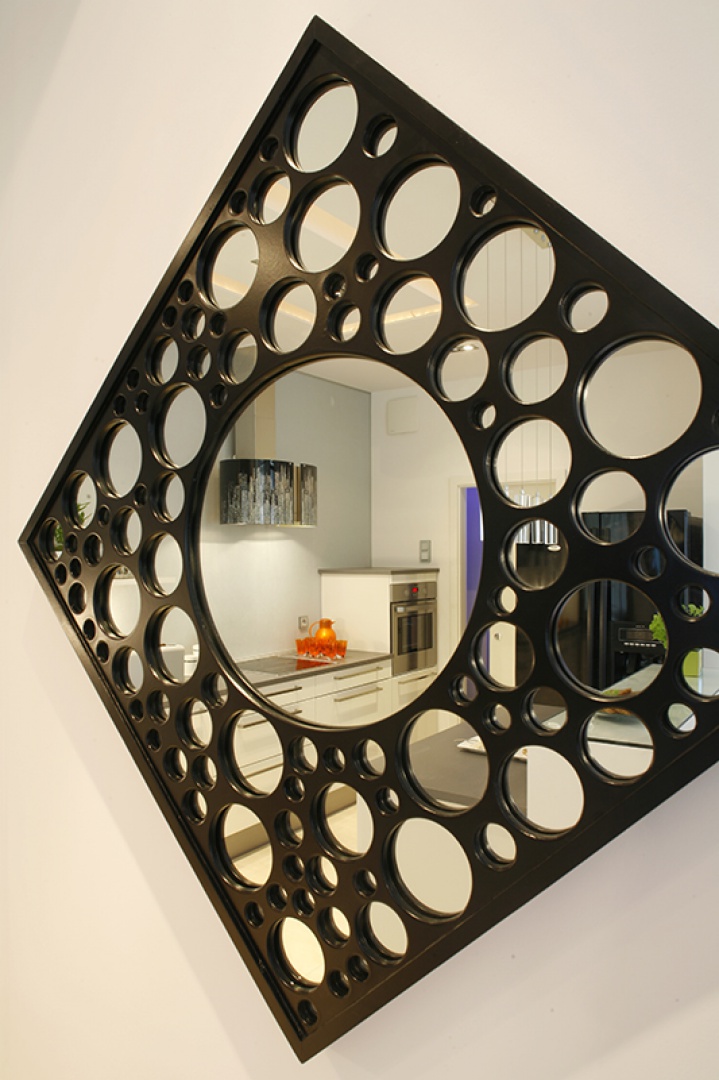 Lustro marki Interia Making Spaces (La Fabrica) jest perełką w aranżacji tego wnętrza. Ciekawa forma zwraca uwagę, a zarazem idealnie wpisuje się nowoczesne otoczenie. Fot. Bartosz Jarosz.