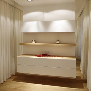 Meble w sypialni to niezbędne minimum – nowoczesna komoda, wykonana według projektu architektów. Fot. Bartosz Jarosz.