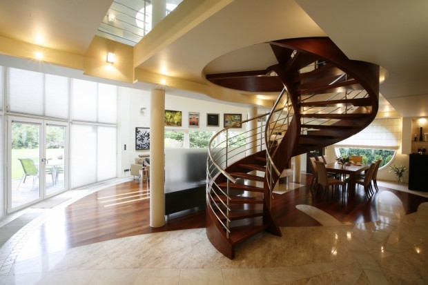 Drewniane schody: prawdziwe centrum domowego świata