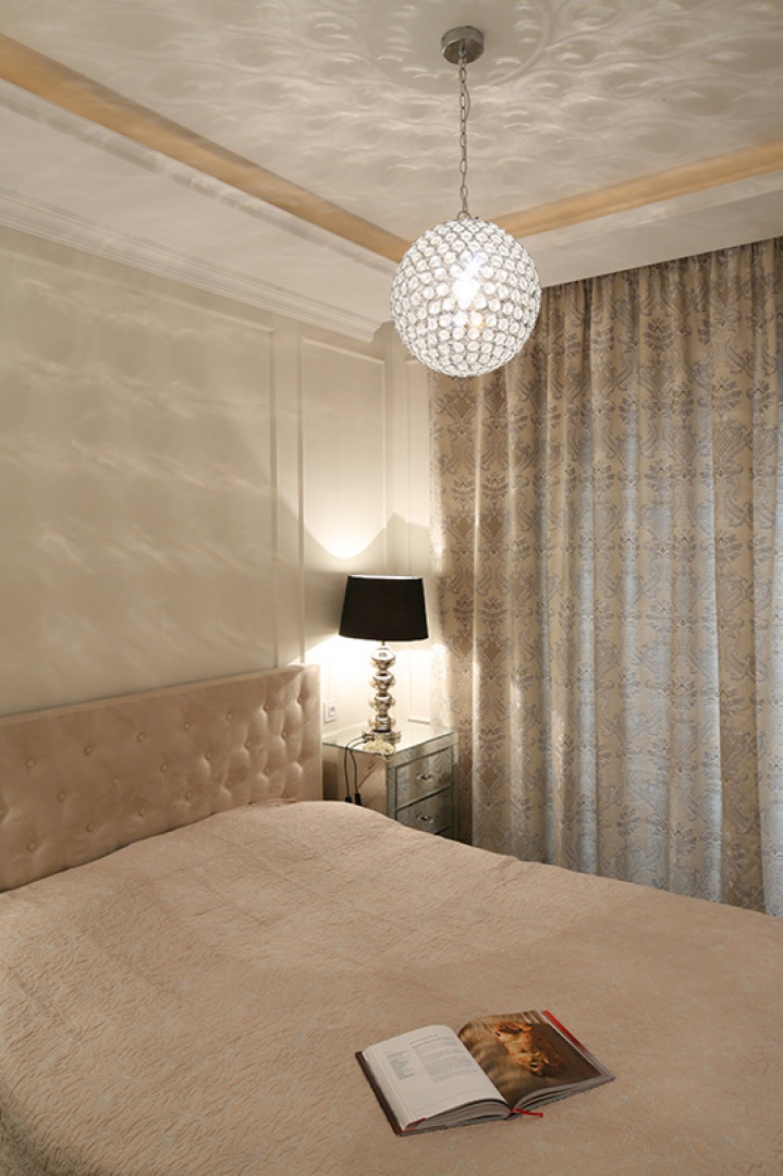 Eleganckie, tapicerowane wezgłowie łóżka 
doskonale dopasowano do sztukaterii użytej na ścianach, która nie tylko ociepliła wnętrze. Fot. Bartosz Jarosz.