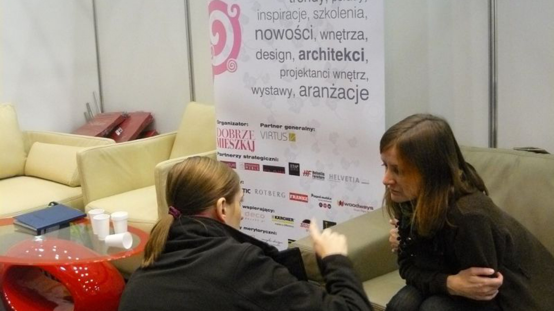 Goście odwiedzający nasze stoisko mogli odpocząć na wygodnych kanapach partnera Akademii Dobrze Mieszkaj, firmy Etap-Sofa
