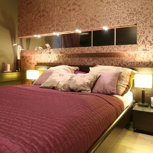 Przytulny charakter sypialni to przede wszystkim zasługa ciepłej kolorystyki i ozdobnych wzorów. Fot. Bartosz Jarosz.