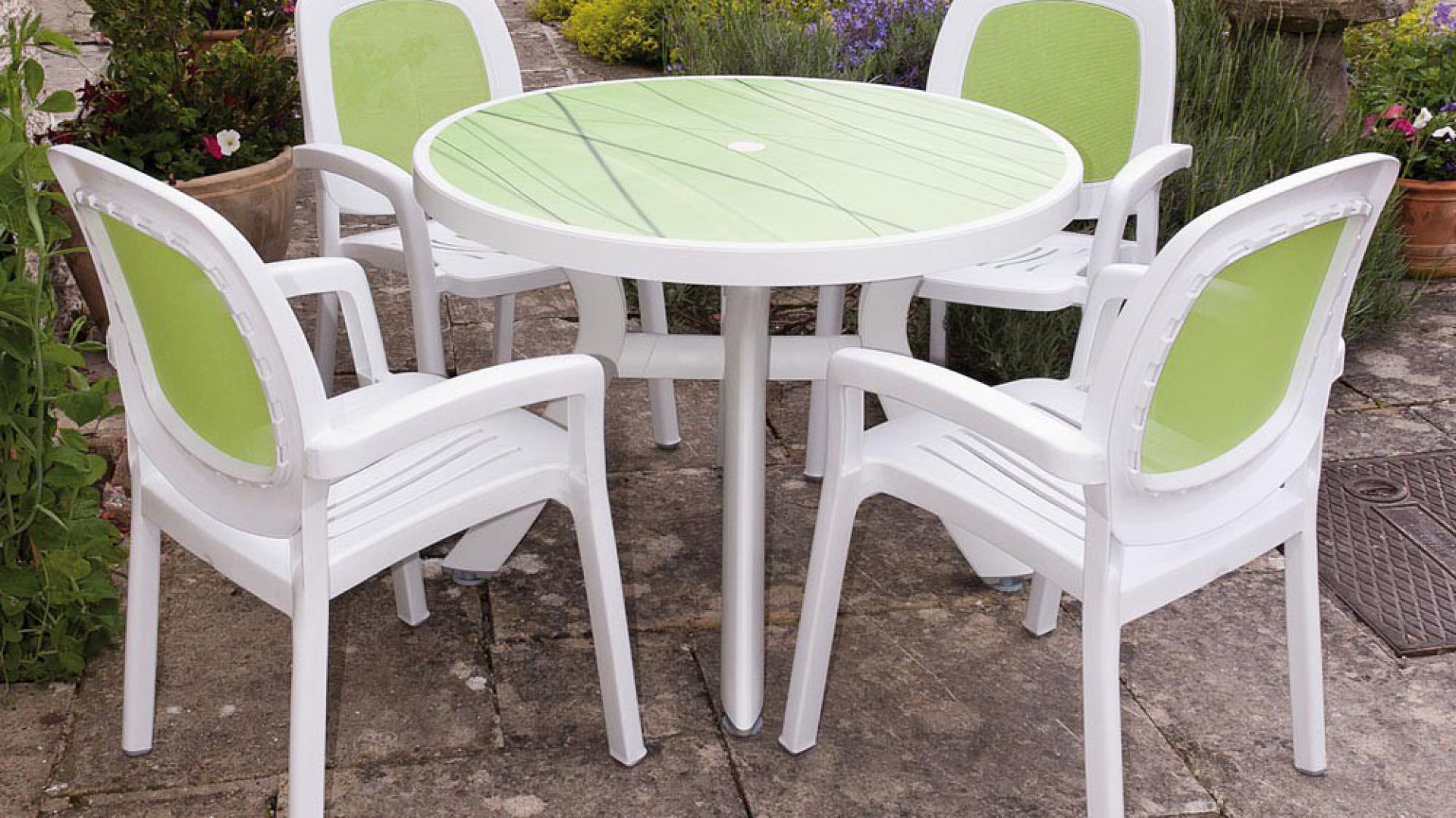 Połączenie plastiku z klasyczną formą stworzyło bardzo ciekawy miks stylistyczny. EW Garden Furniture.