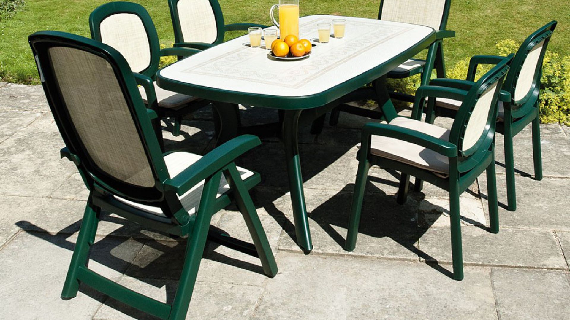 Połączenie jasnej, lekko przezroczystej tkaniny z butelkową zielenią podkreśla klasyczny styl mebli. Garden Patio Furniture.
