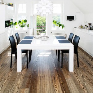 Szczotkowana podłoga wykonana z drewna jesionu. Bardzo bogata kolorystycznie. Wymiary deski: 15x158x2180 mm. 327 zł/m2, Timberwise.