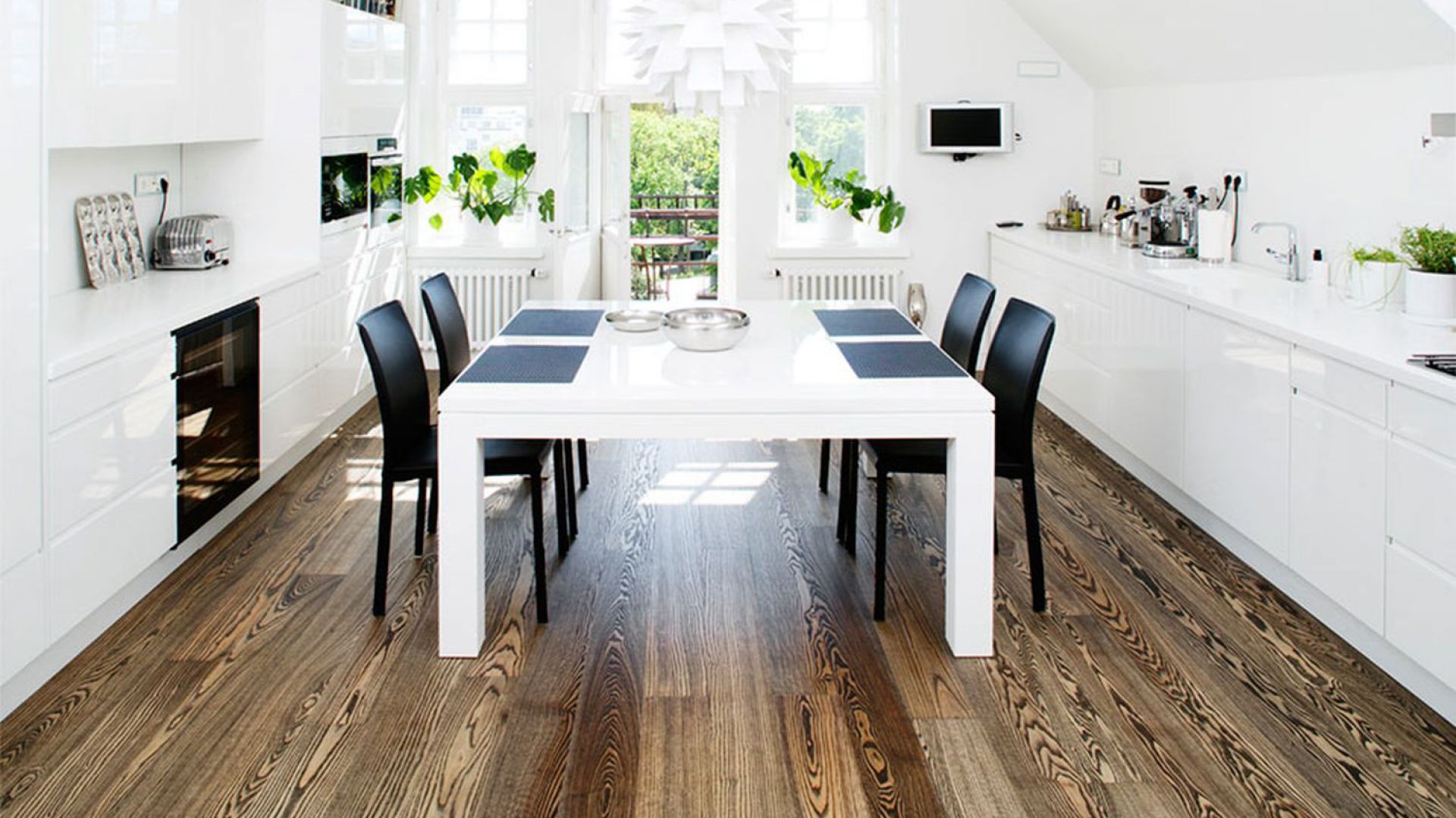 Drewniana podłoga w kuchni. 10 najciekawszych propozycji