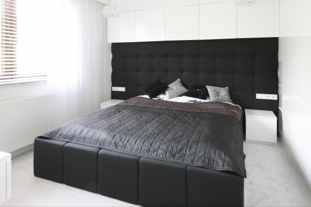 Elegancki minimalizm w czarno-białej sypialni