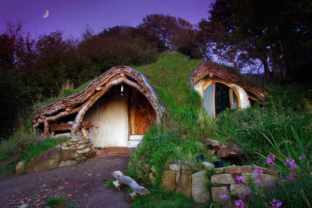 Baśniowe Śródziemie inspiruje nie tylko filmowców. Także architektów! Przedstawiamy najciekawsze wnętrza stworzone dla miłośników książek JRR Tolkiena. Chcielibyście zamieszkać w domu stworzonym na wzór norek z Shire?