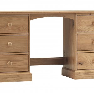 Solidne biurko w kolorze jasnego drewna. Fot. Debenhams.
