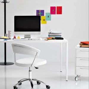 Kolorowe dodatki to prosty sposób na ożywienie nowoczesnego biura. Fot. Caligaris.