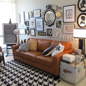 Widowiskowa ściana za kanapą dodaje szyku w stylu retro. Styl i fot. Jaime Rose.