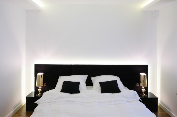 Minimalistyczna sypialnia: duet czerni i bieli