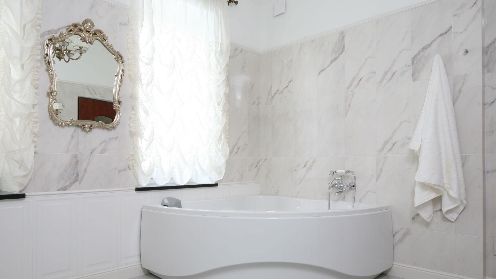 Klasyczna, stylowa łazienka – z narożną wanną i prysznicem