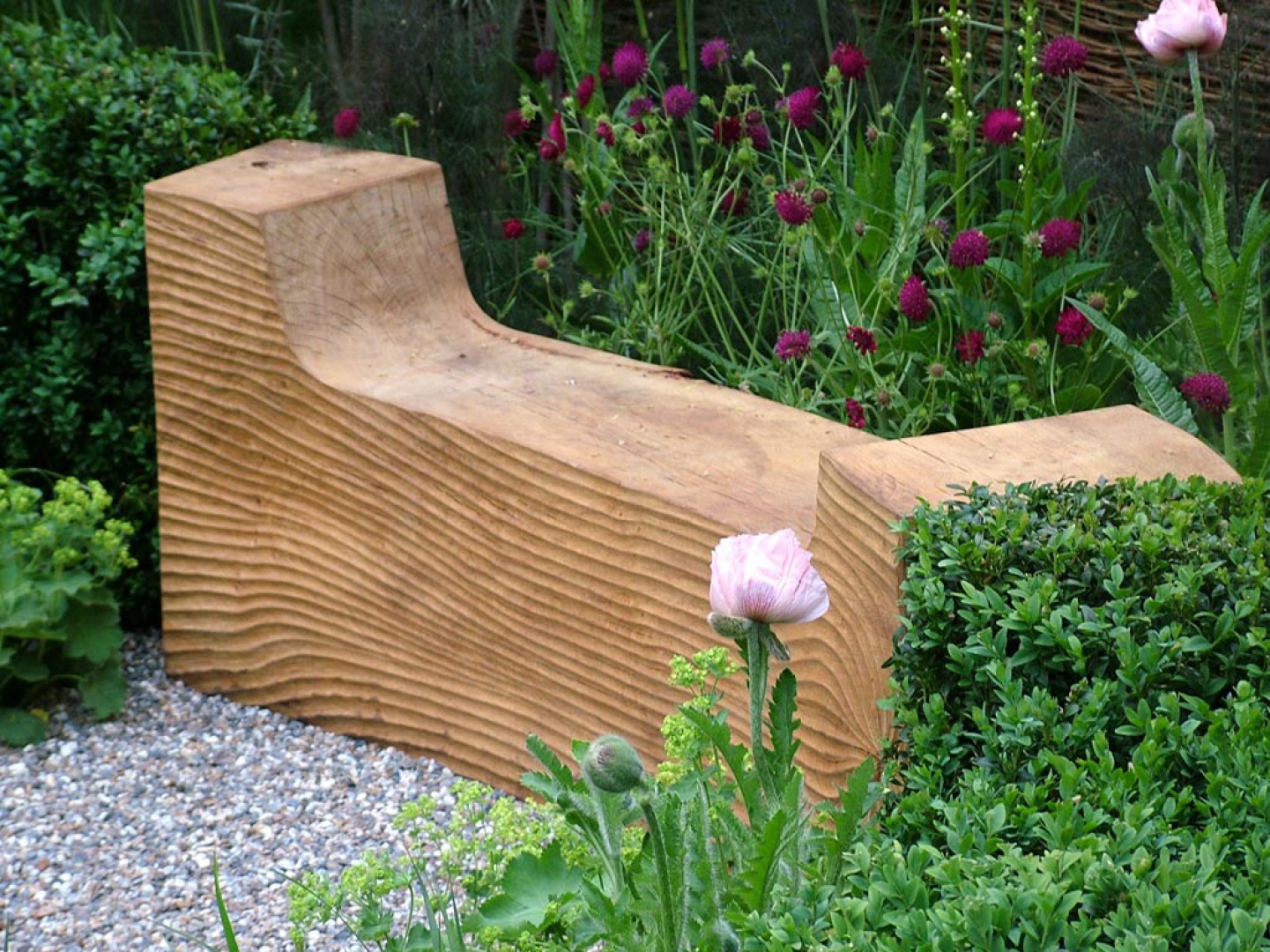 Самая простая декоративная. Скамейка Wood Bench. Дизайнерские скамейки из дерева. Оригинальная деревянная лавочка. Необычные деревянные скамейки для сада.
