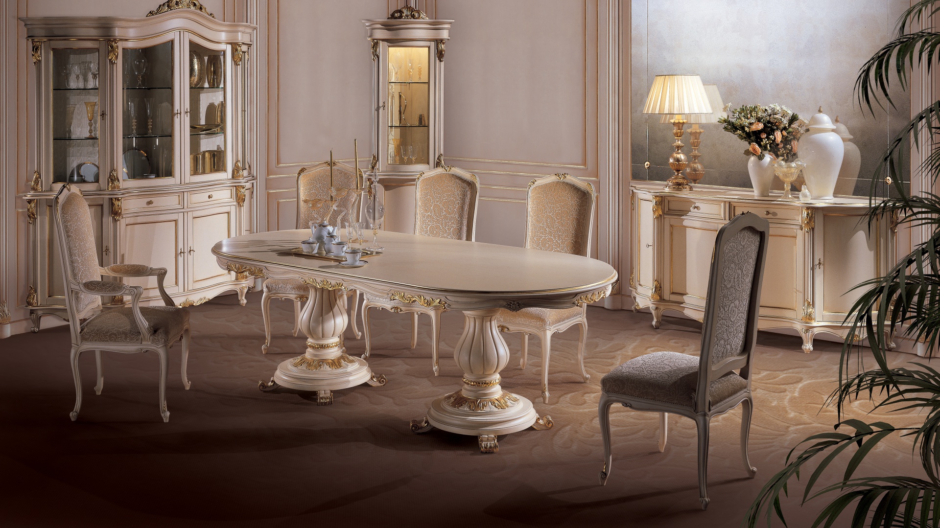 Meble do jadalni z kolekcji Pannini od firmy Angelo Cappellini. Stylizowane i bardzo eleganckie. Pięknie prezentują się ozdobne nogi stołu. Złote elementy doskonale pasują do jasnej kolorystyki mebli.