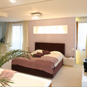 Fiolet w ciepłej osłonie podkreśla przytulny, wypoczynkowy charakter sypialni. Projekt Katarzyna Mikulska-Sękalska Fot. Bartosz Jarosz
