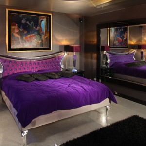 Ta sypialnia udowadnia, iż fiolet jest symbolem luksusu. Projekt Małgorzata Stachowiak Fot. Tomasz Markowski