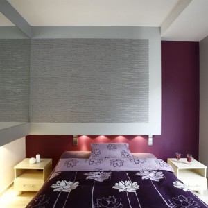 Głęboki, wpadający w purpurę, odcień fiolet wyznaczył styl sypialni. Projekt Liliana Masewicz-Kowalska Fot. Marcin Onyfryjuk