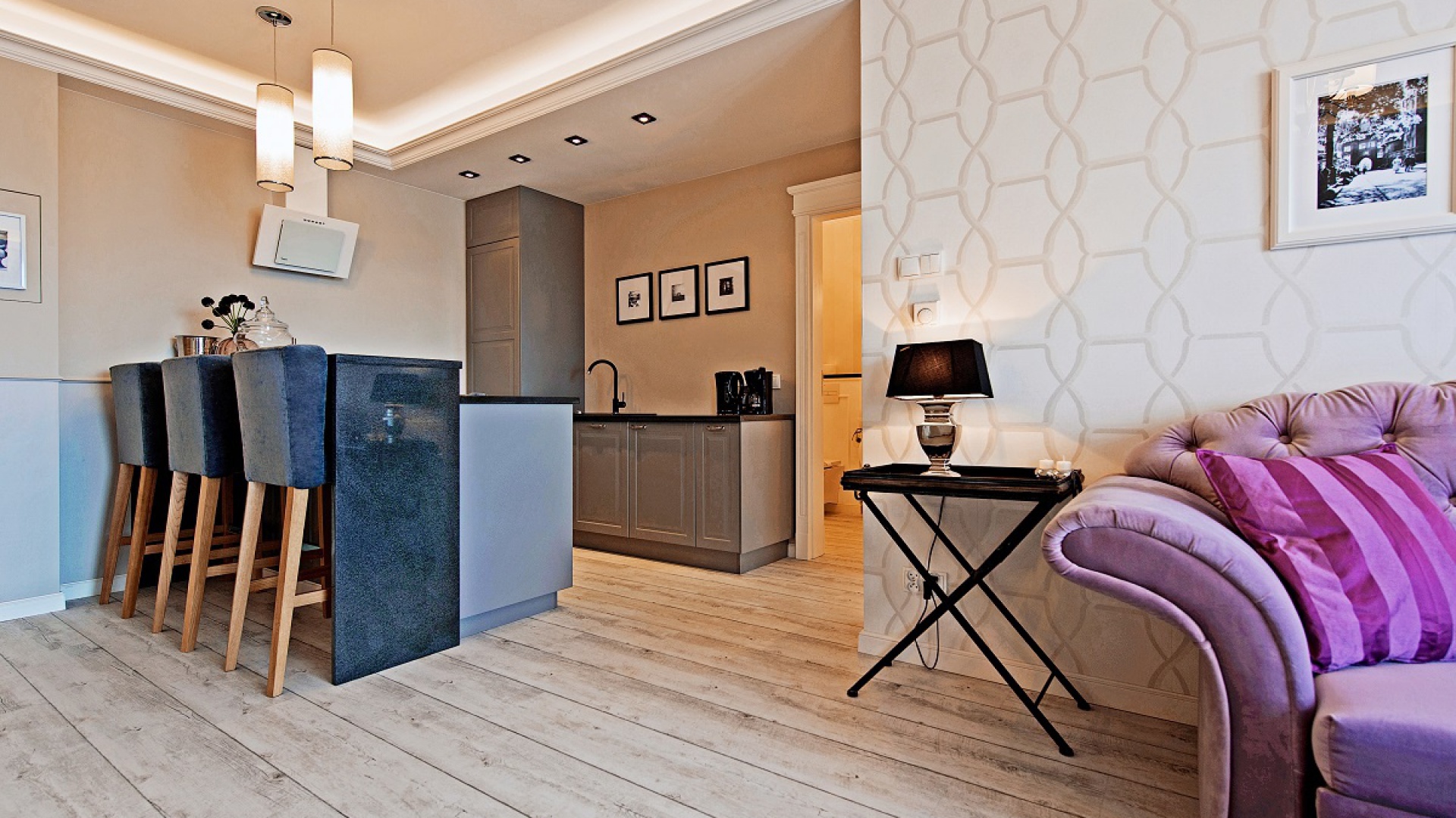Główny salon apartamentu, który ma powierzchnię 62 m², łączy funkcje pokoju dziennego, jadalni i kuchni. Fot. Sun&Snow.