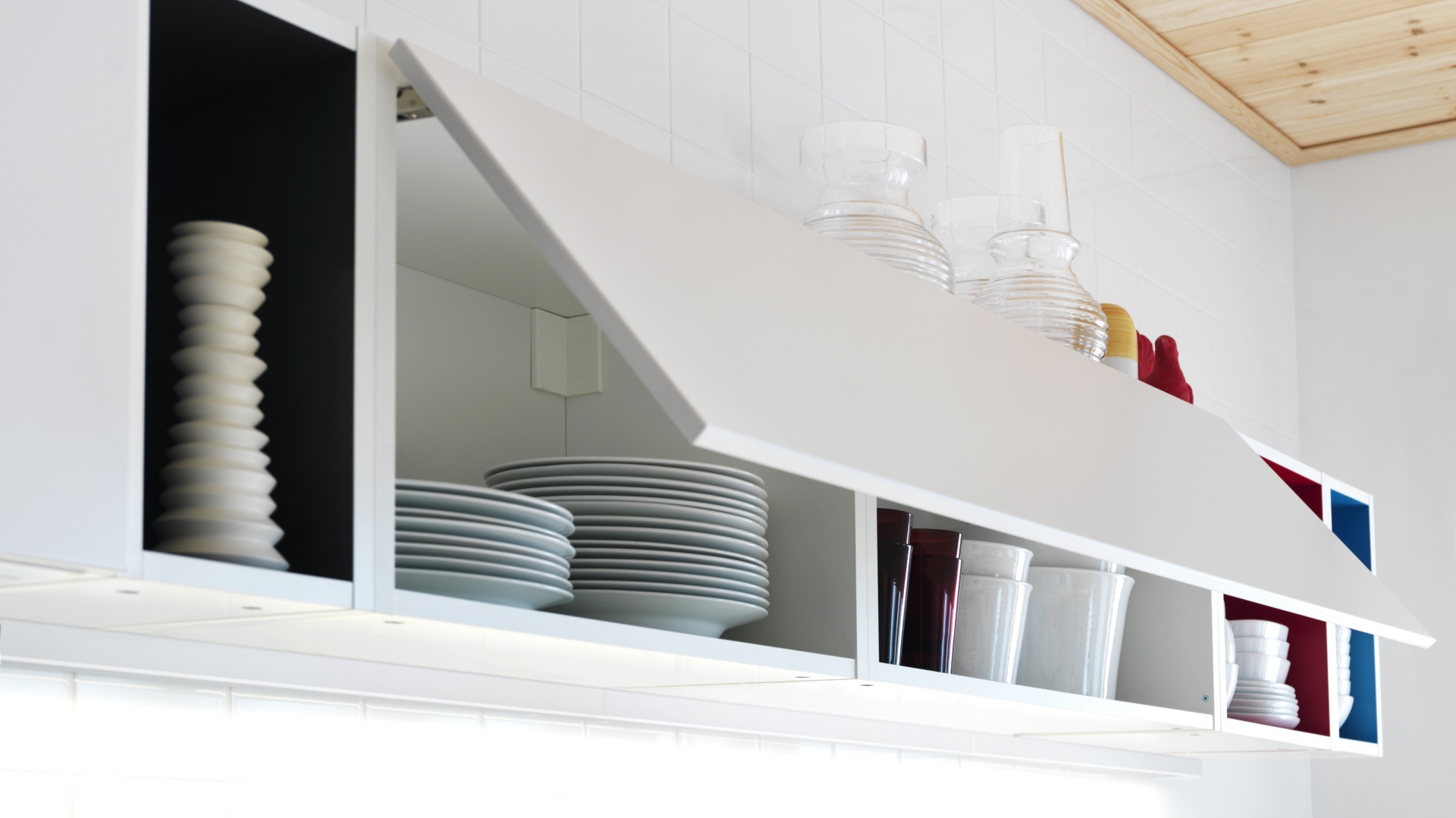 Szafki górne nie mają uchwytów. Otwierane są przez delikatne naciśnięcie fontu. Fot. IKEA.