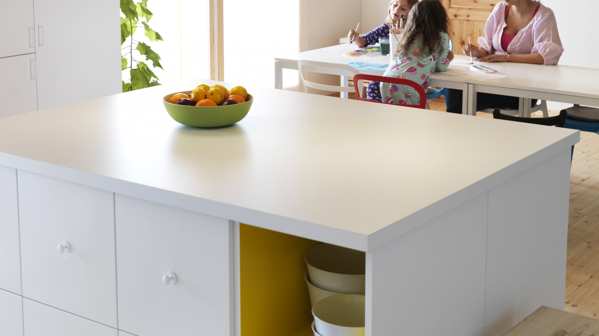 Wyspa znajduje się na granicy kuchni i jadalni. Oferuje wygodny blat roboczy oraz pojemne szafki. Fot. IKEA.