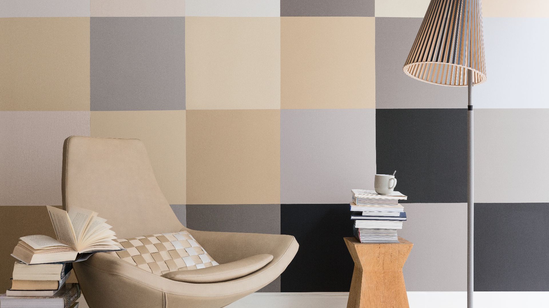Propozycja marki Dulux - beże zestawione z szarościami w modny geometryczny wzór. Fot. Dulux.