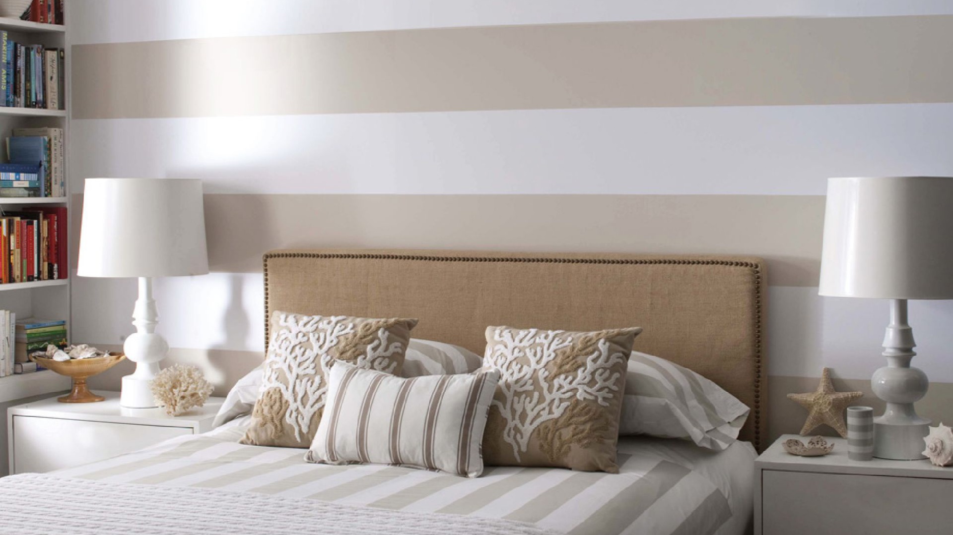 Beże zestawione z bielą w interesujące pasy. Fot. Benjamin Moore.