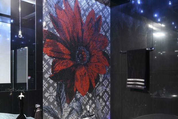 Czarna łazienka z mozaiką. Kobiece wnętrze w nowoczesnym stylu