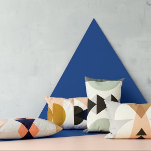 Dekoracyjne poduszki z geometrycznymi nadrukami wykonane z bawełnianego płótna. Fot. Ferm Living.