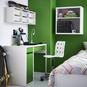 Wybierając biurko dobrze jest postawić na model z szafką i szufladami, np. biurko Micke marki IKEA. Fot. Ikea.
