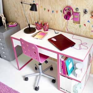 Jeśli biurko nie jest w stanie pomieścić wszystkich pomocy naukowych, można postawić obok komodę. Fot. IKEA.