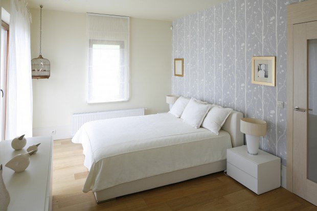 Ściana za łóżkiem. 20 pomysłów architektów na aranżację sypialni