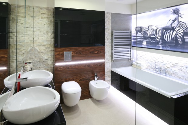 Naturalne materiały - kamień i drewno - świetnie sprawdzają się w aranżacjach łazienek. Można je wykorzystać na ściany, podłogi, obudowy. W każdej formie zapewnią łazience niepowtarzalny wygląd i klimat.