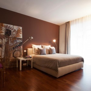 Sypialnia jest bardzo przytulna i ciepła, dzięki zastosowaniu odpowiedniej kolorystyki i światła. Fot. Archifacturing.