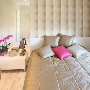 Ściany w sypialni wykończone są tapetą imitującą pikowany materiał. Fot. Bartosz Jarosz.