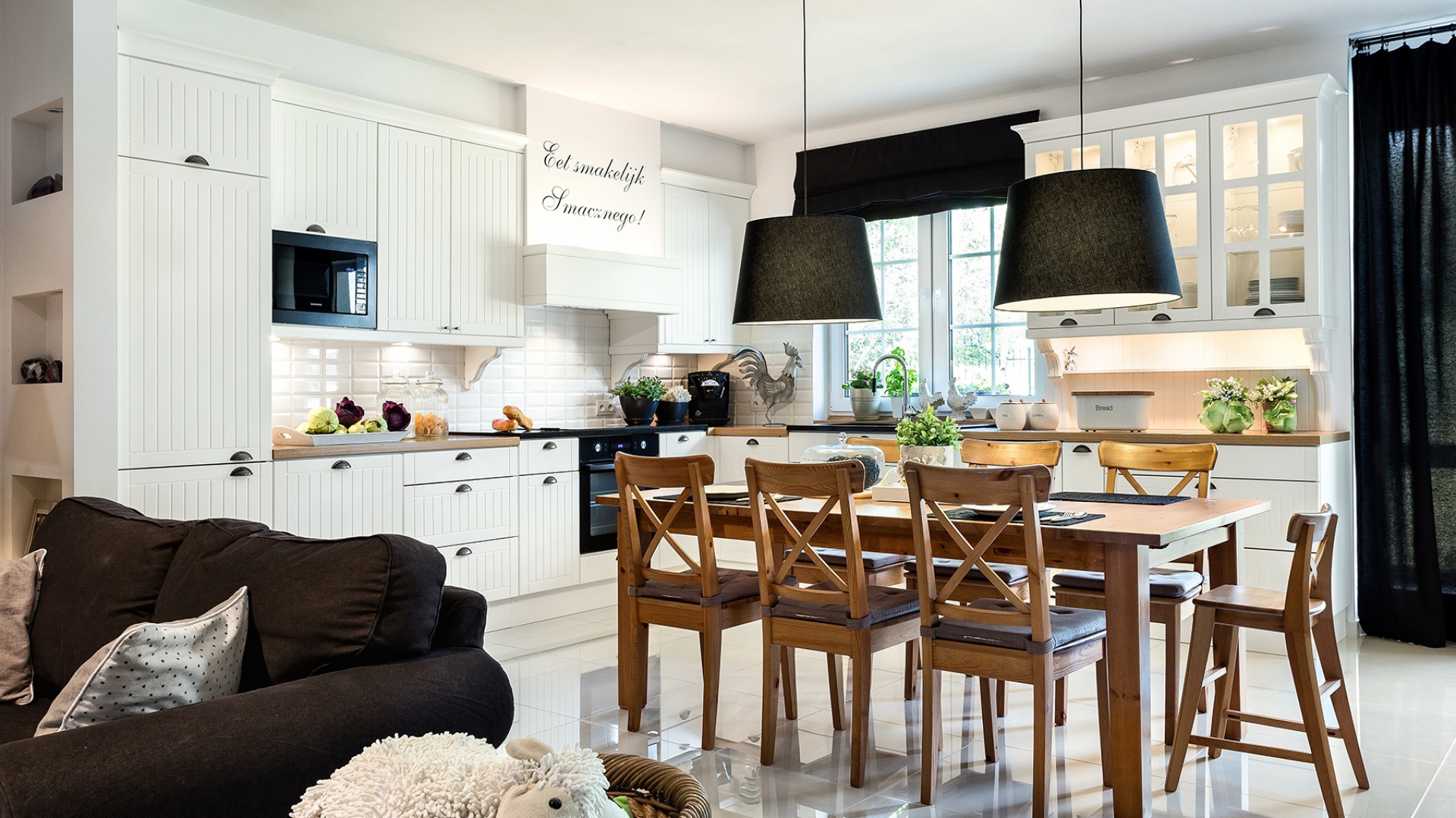 Projekt kuchni z jadalnią, nawiązujący do skandynawskiej stylistyki. Klasyczny drewniany stół i białe matowe meble z pionowym frezowaniem tworzą urokliwy zestaw. Fot. Pracownia Mebli Vigo, Max Kuchnie, Artur Krupa.