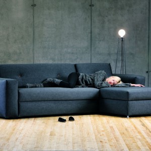 Sofa Easy firmy Prostoria mimo prostoty designu, jest bardzo funkcjonalna - nie tylko dzięki funkcji rozkładania do spania, ale również posiada wiele możliwości modyfikowania jej wielkości i wymiarów. Fot. Le Pukka.