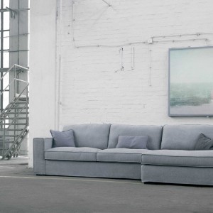 Sofa modułowa Abbe Marki  Sits łączy w sobie nowoczesność konstrukcji z tradycyjną kolorystyką i wyglądem. Prosty projekt podkreślony delikatnymi przeszyciami poduszki oparcia  w wyjątkowy sposób kreuje nowoczesny design. Fot. Sits.