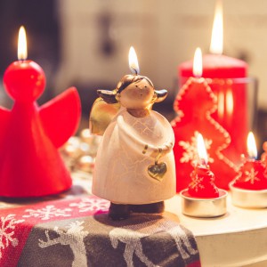 Urocze kolorowe świeczki dodadzą blasku miłym, świątecznym wieczorom. Aniołki i choinki to najczęstszy motyw bożonarodzeniowych świeczek i figurek. Fot. Duka Polska.
