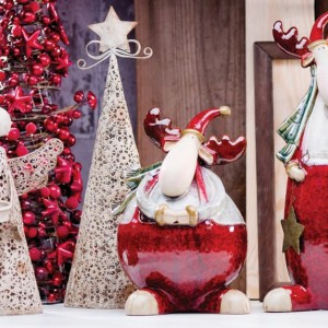 Kolekcja tradycyjna Christmas Joy to m.in. śliczne ażurowe świeczniki i wesołe figurki z elementami czerwieni. Fot. Home&You.
