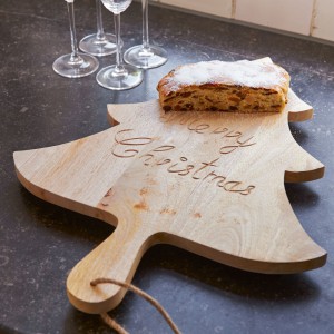 Drewniana deska w kształcie choinki, marki Riviera Maison, przyda się do krojenia chleba czy świątecznego piernika. 248 zł, Riviera Maison/HOUSE&More.