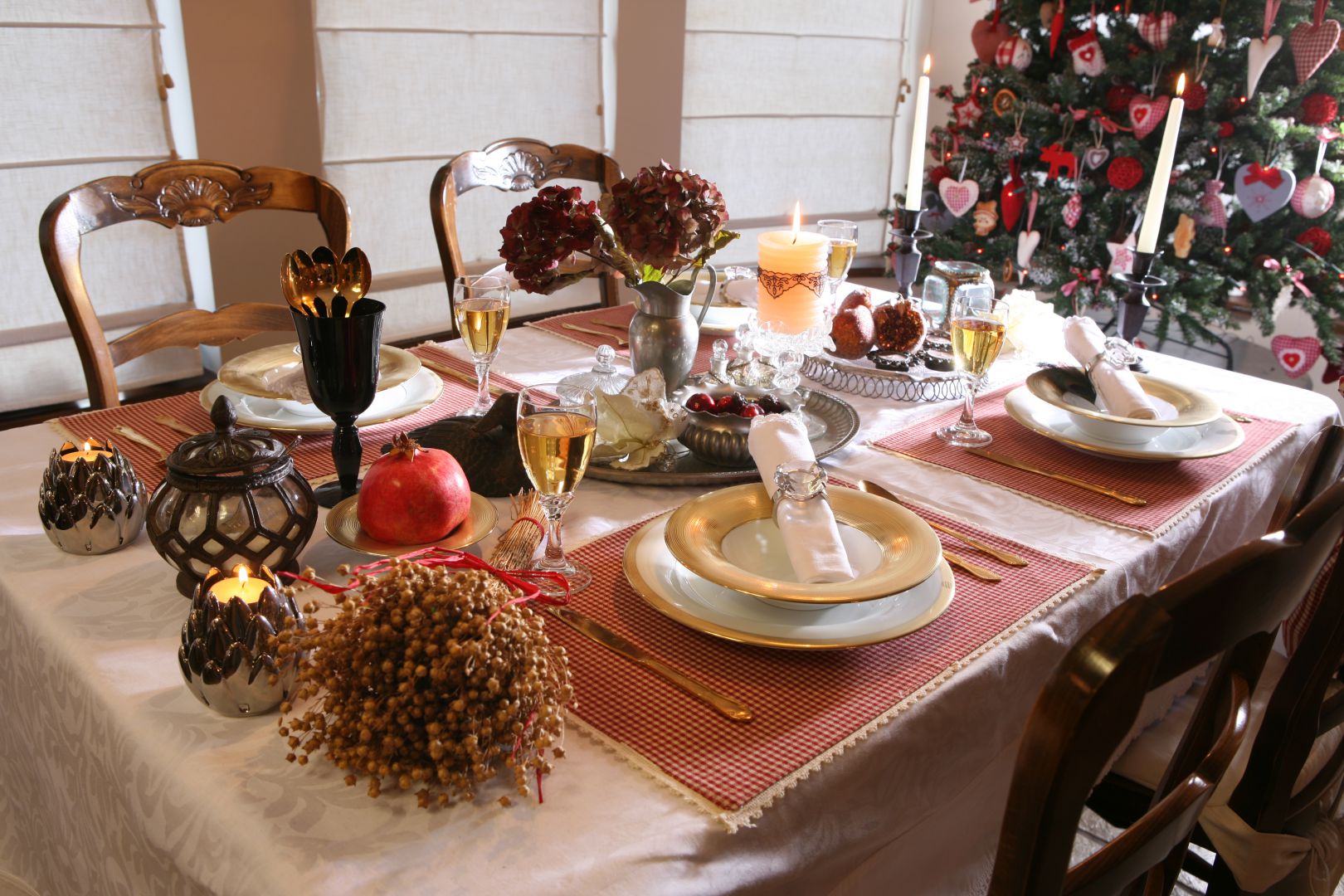 Przy tak pięknie nakrytym stole świąteczny obiad będzie smakowała jeszcze bardziej wybornie. Fot. Bartosz Jarosz.