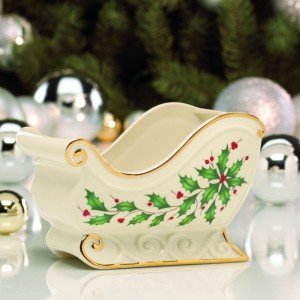 Elegancka porcelanowa misa z motywem ostrokrzewu. Można w niej podać aromatyczne pierniczki lub uczynić z niej ozdobę, wypełniając ją igliwiem lub bombkami. Fot. Rosenthal.