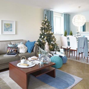 Warto zadbać, aby także fotele i sofy były odświętnie i nastrojowo przybrane np. poduszkami ze świątecznymi motywami lub w pięknej zimowej kolorystyce. Fot. Bydgoskie Meble.