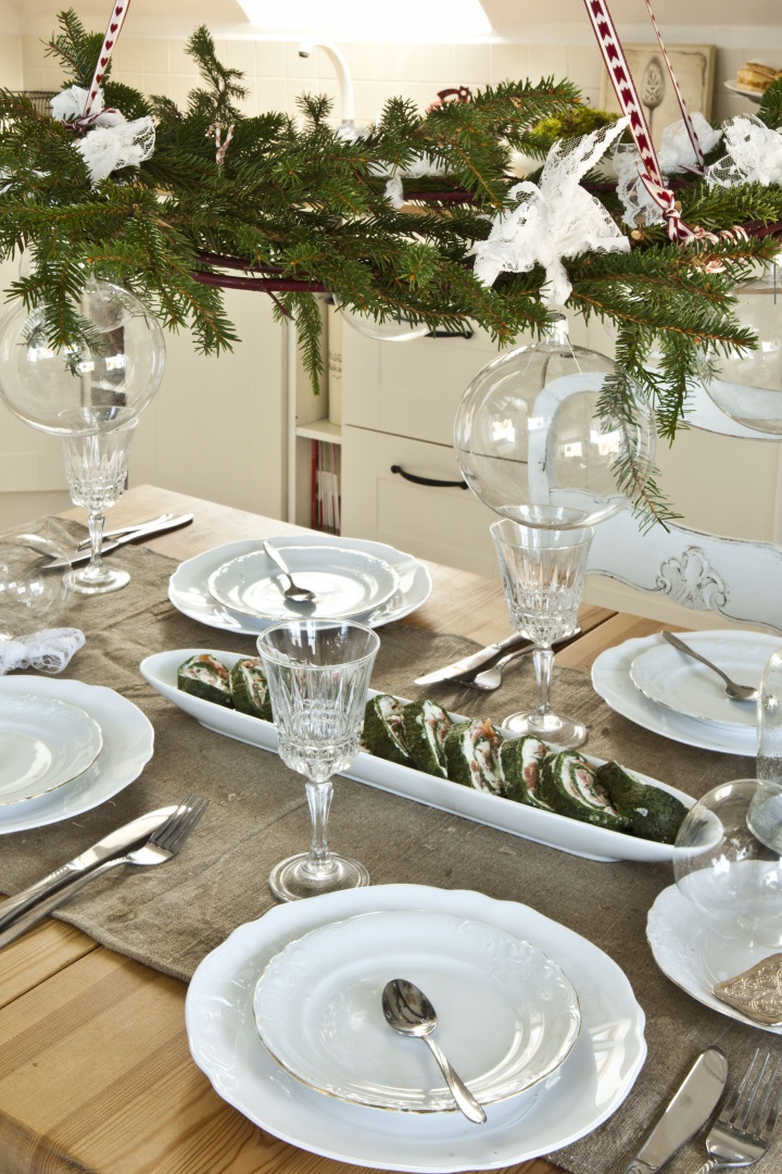 Świątecznie udekorowany stół zaprasza do biesiady – to prawdziwe serce domu.