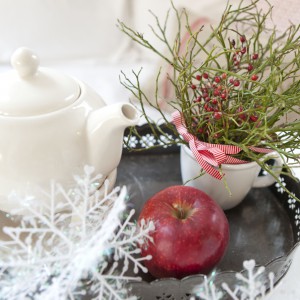 Taca z białymi śnieżynkami to doskonały pomysł na świąteczne śniadanie.
