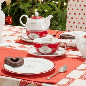 Kolekcja tkanin Christmas do każdego wnętrza wprowadzi magiczny, świąteczny nastrój. Na tak dekoracyjnym obrusie pięknie zaprezentuje się także tradycyjna, biała zastawa. Fot. Dekoria.