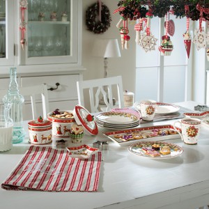Porcelanowe naczynia z kolekcji Winter Bakery Deligh zostały ozdobione motywami kojarzącymi się z zimą i Bożym Narodzeniem oraz rysunkami świątecznych słodkości. Fot. Villeroy&Boch.