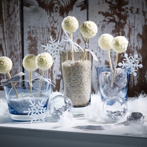Szklane naczynia z oferty marki Villeroy&Boch w śnieżnych kolorach mogą posłużyć do tworzenia nietuzinkowych aranżacji świątecznych. Fot. Villeroy&Boch.