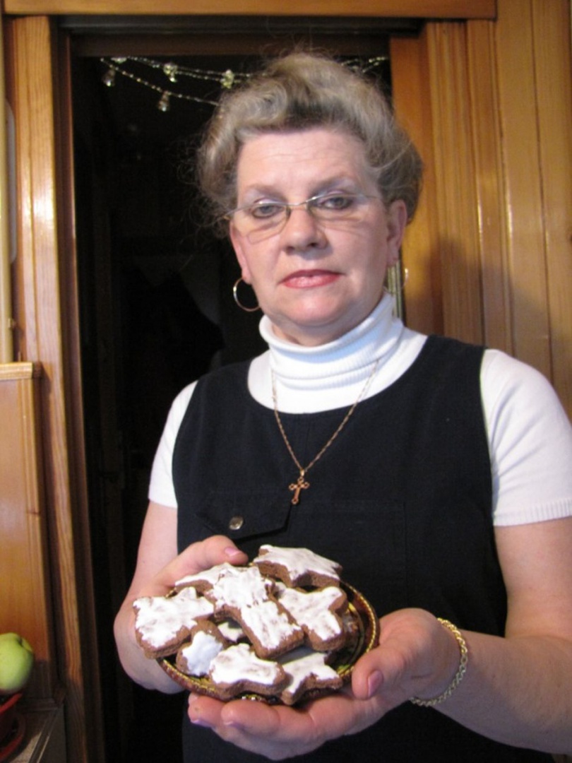 Pani Elżbieta Kożuszek prezentuje upieczone własnoręcznie pierniczki. Fot. Radosław Kożuszek.